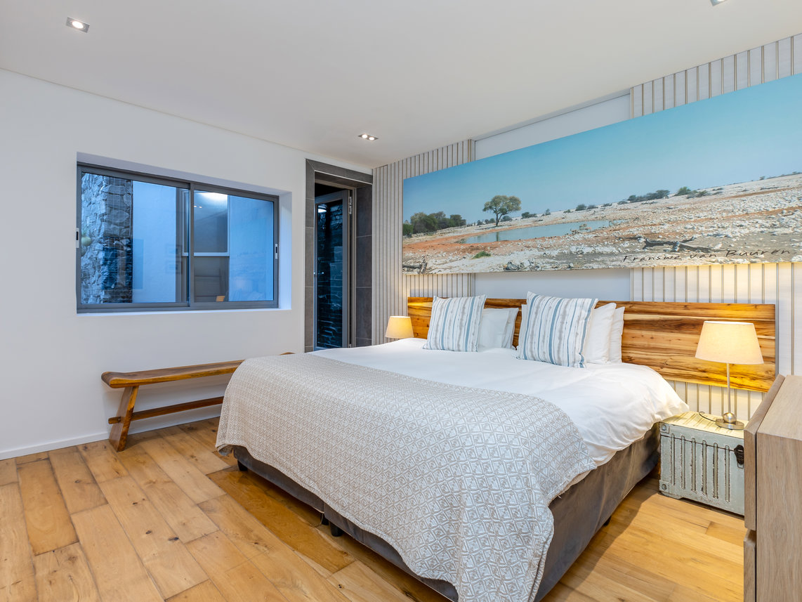 2 Bedroom Apartment For Sale in Oranjezicht
