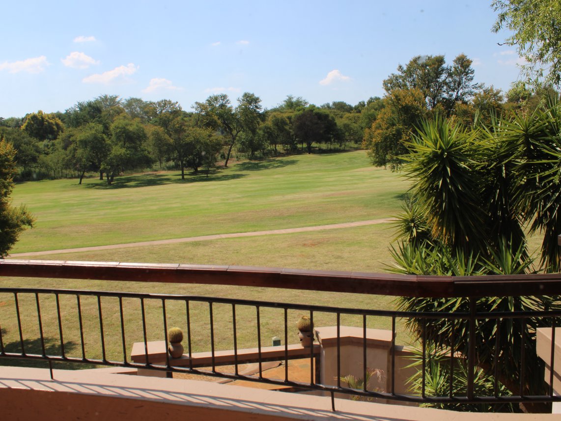 6 Bedroom Golf Estate For Sale in Woodhill