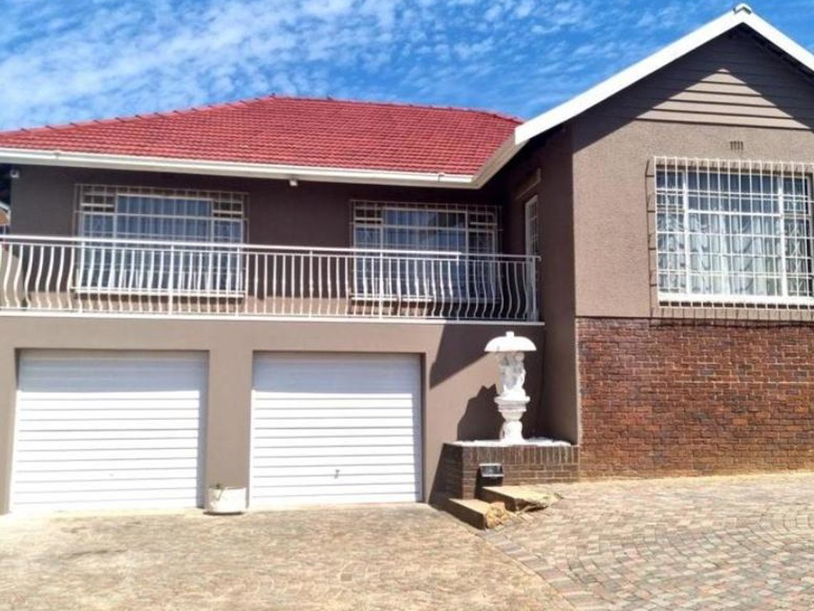 4 Bedroom House For Sale in Alan Manor