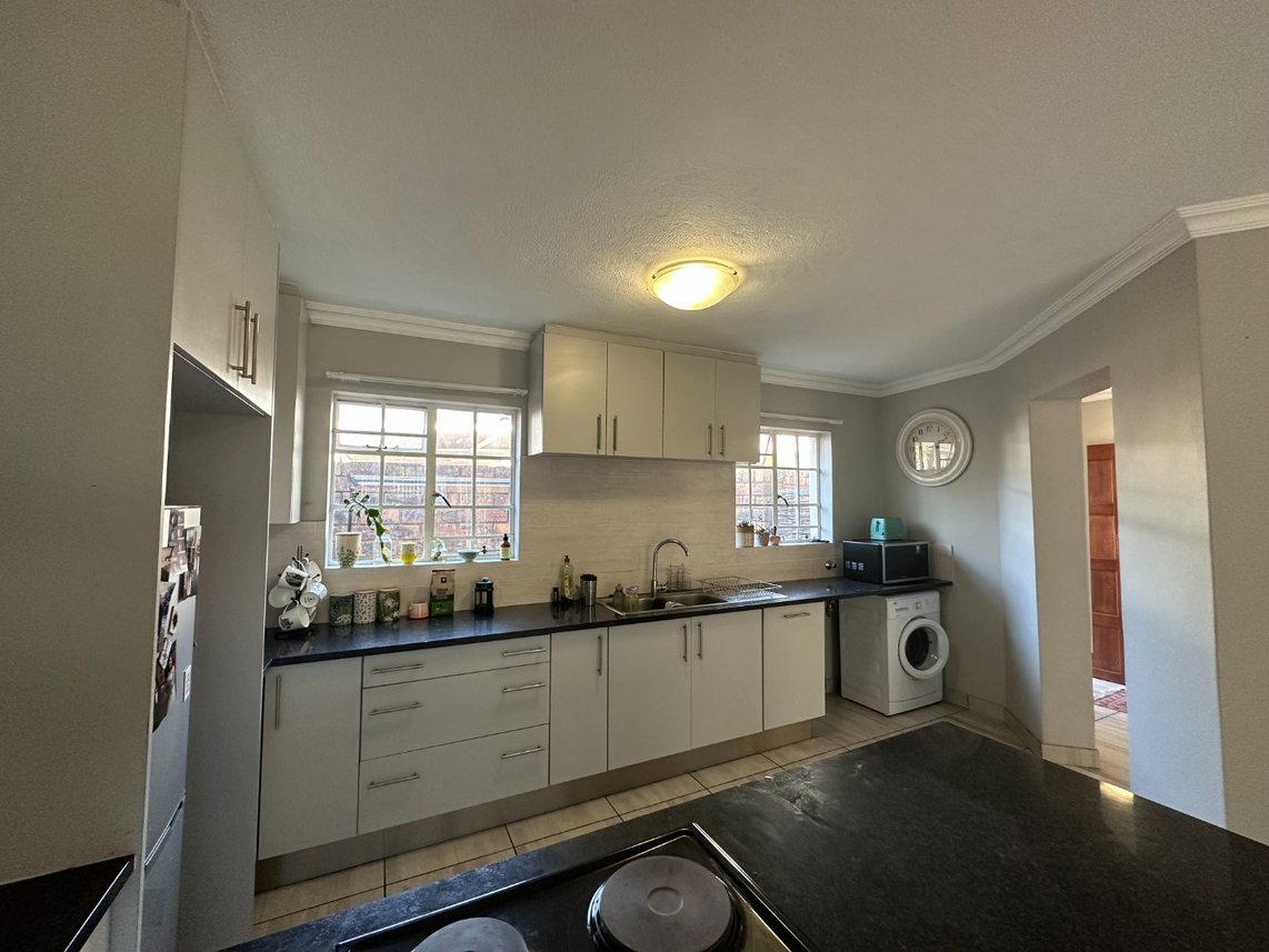 3 Bedroom Apartment To Rent in Shere