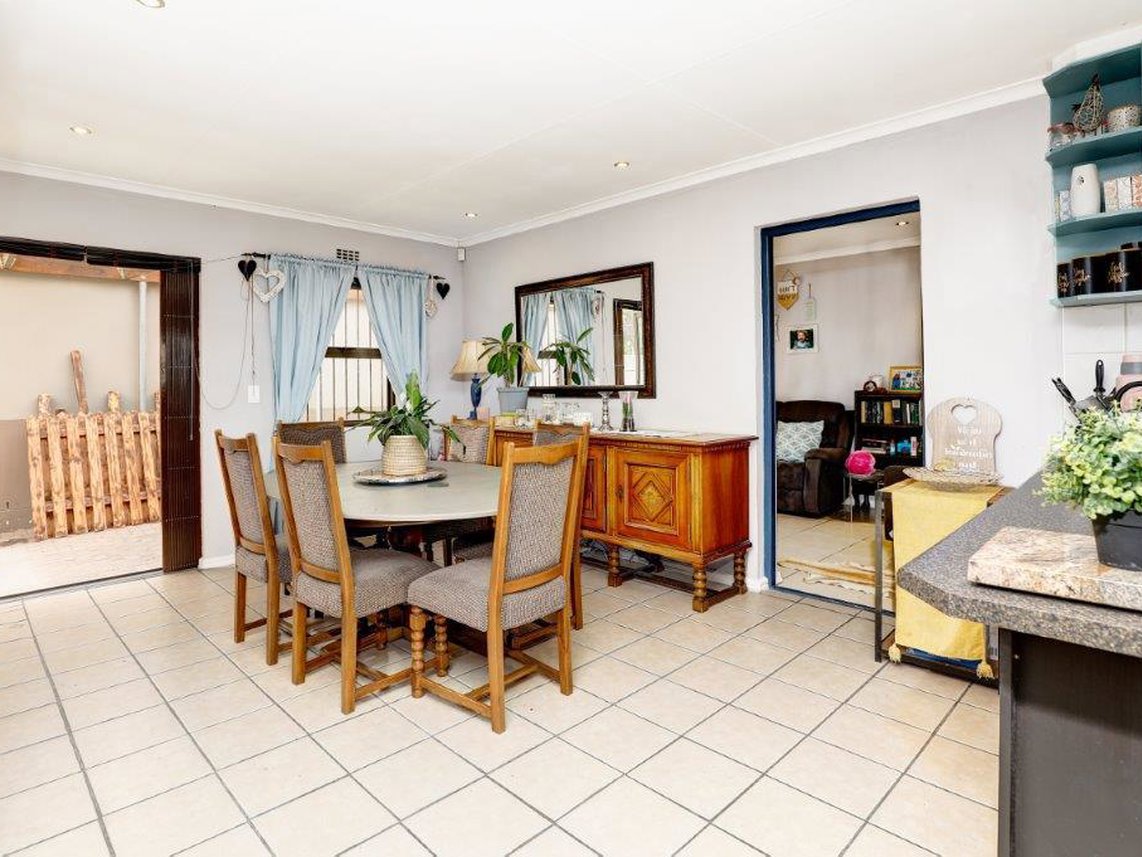 3 Bedroom Townhouse For Sale in Vredekloof East
