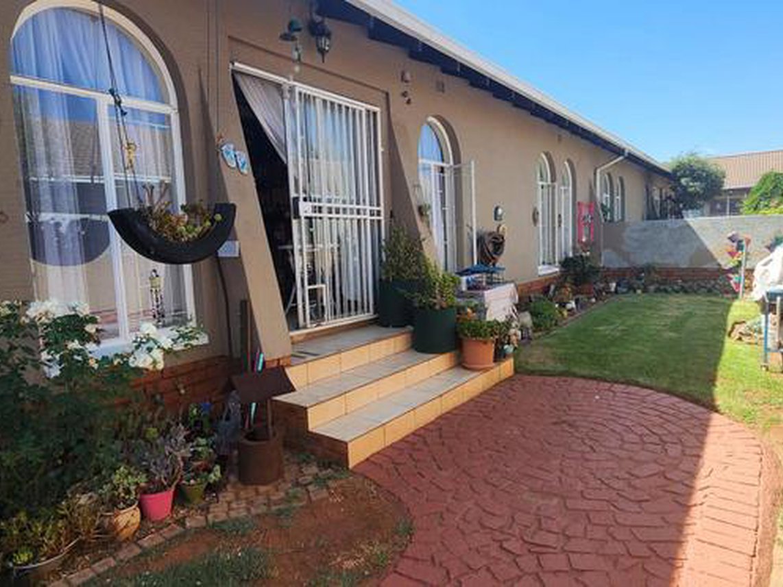 3 Bedroom Townhouse For Sale in Parkrand