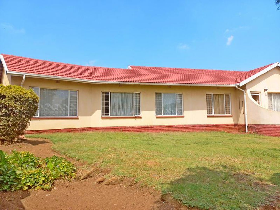 4 Bedroom House For Sale in Esther Park