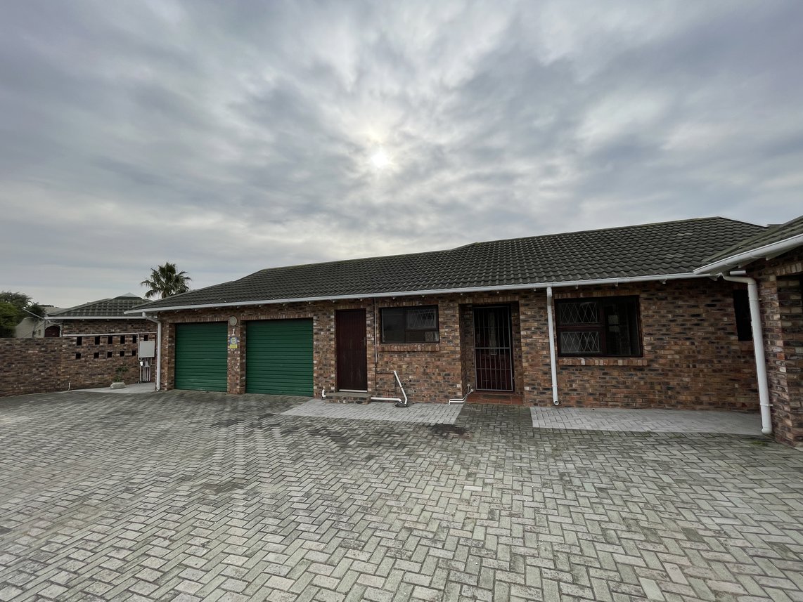 3 Bedroom Townhouse For Sale in Summerstrand