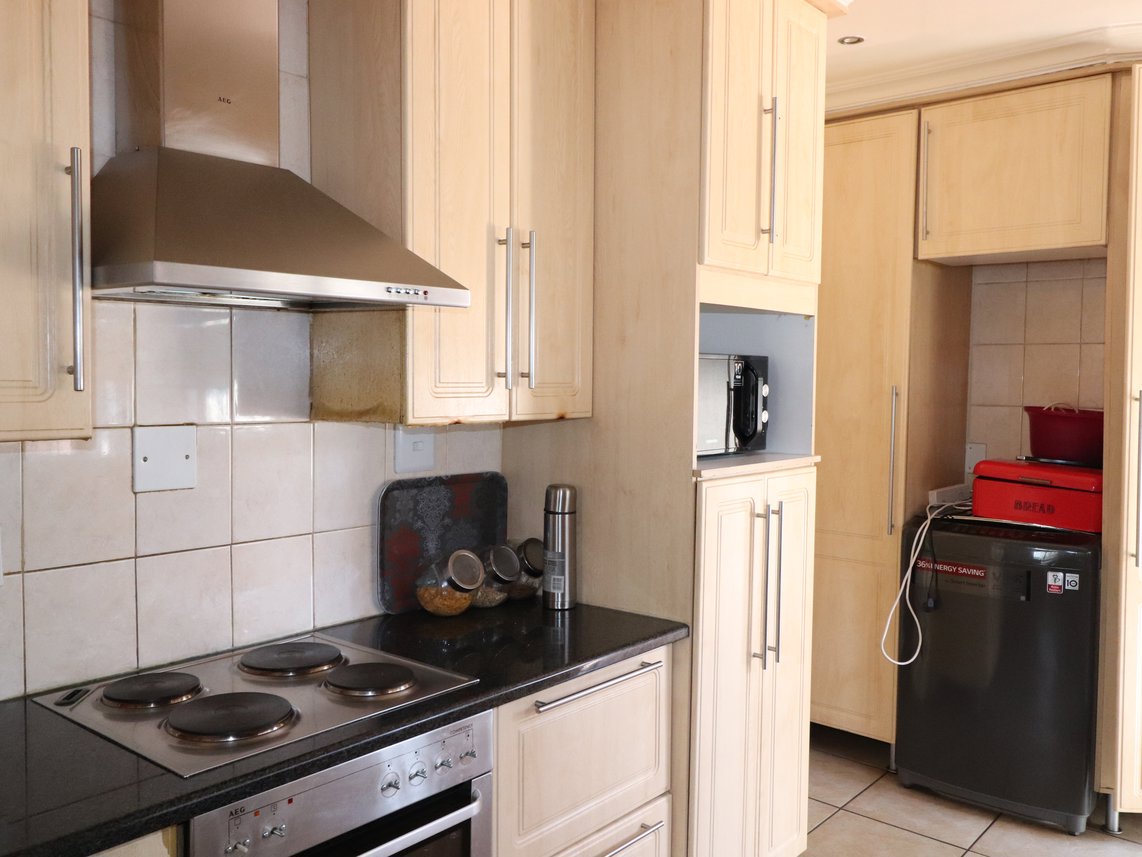 5 Bedroom House To Rent in Van Riebeeck Park