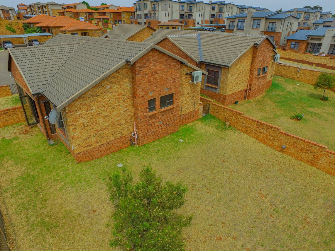 2 Bedroom Townhouse For Sale in Bergbron
