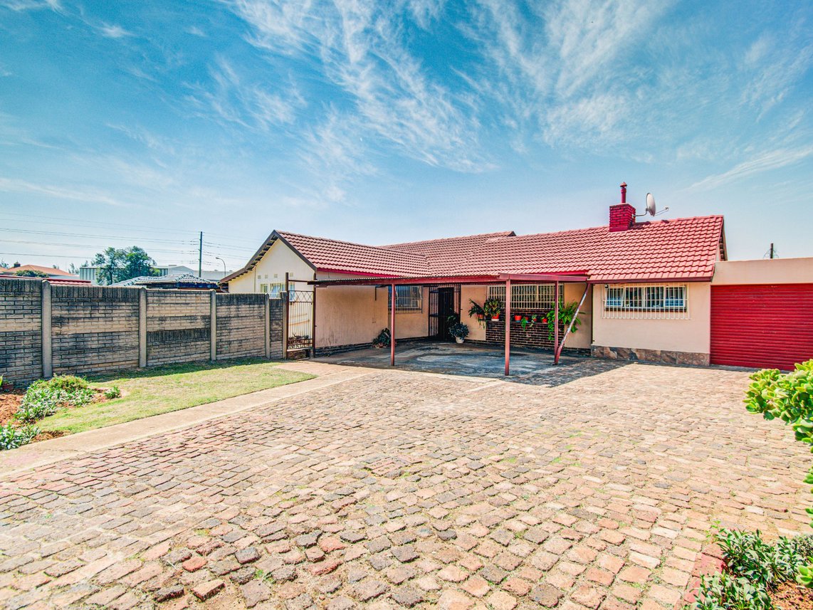 6 Bedroom House For Sale in Rhodesfield