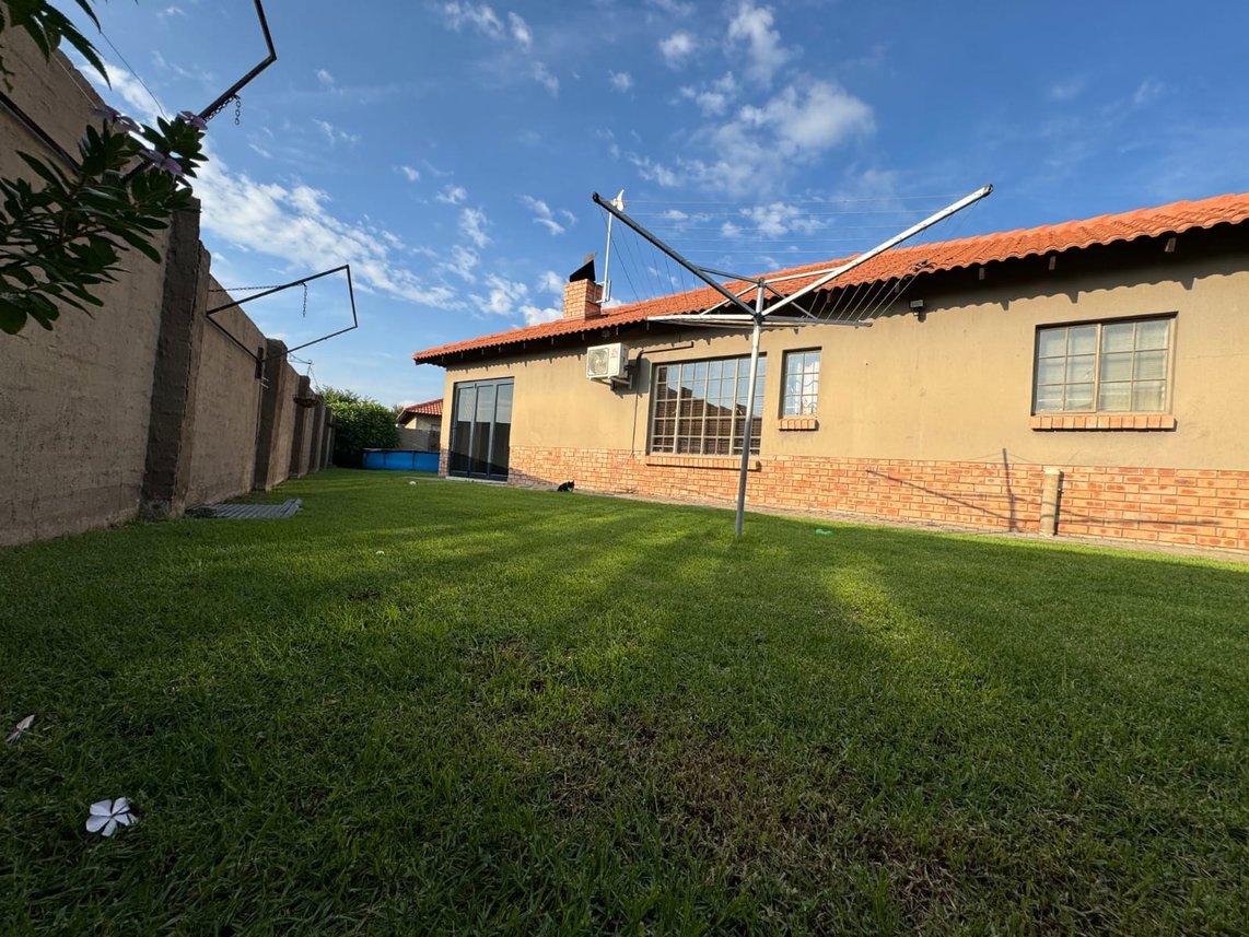 4 Bedroom House For Sale in Waterkloof A H