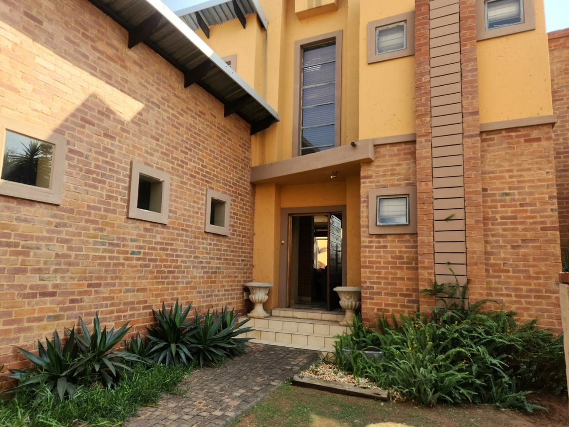 3 Bedroom Townhouse For Sale in Cashan