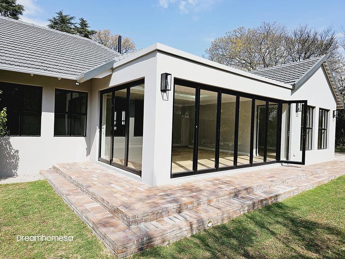 6 Bedroom House For Sale in Bryanston