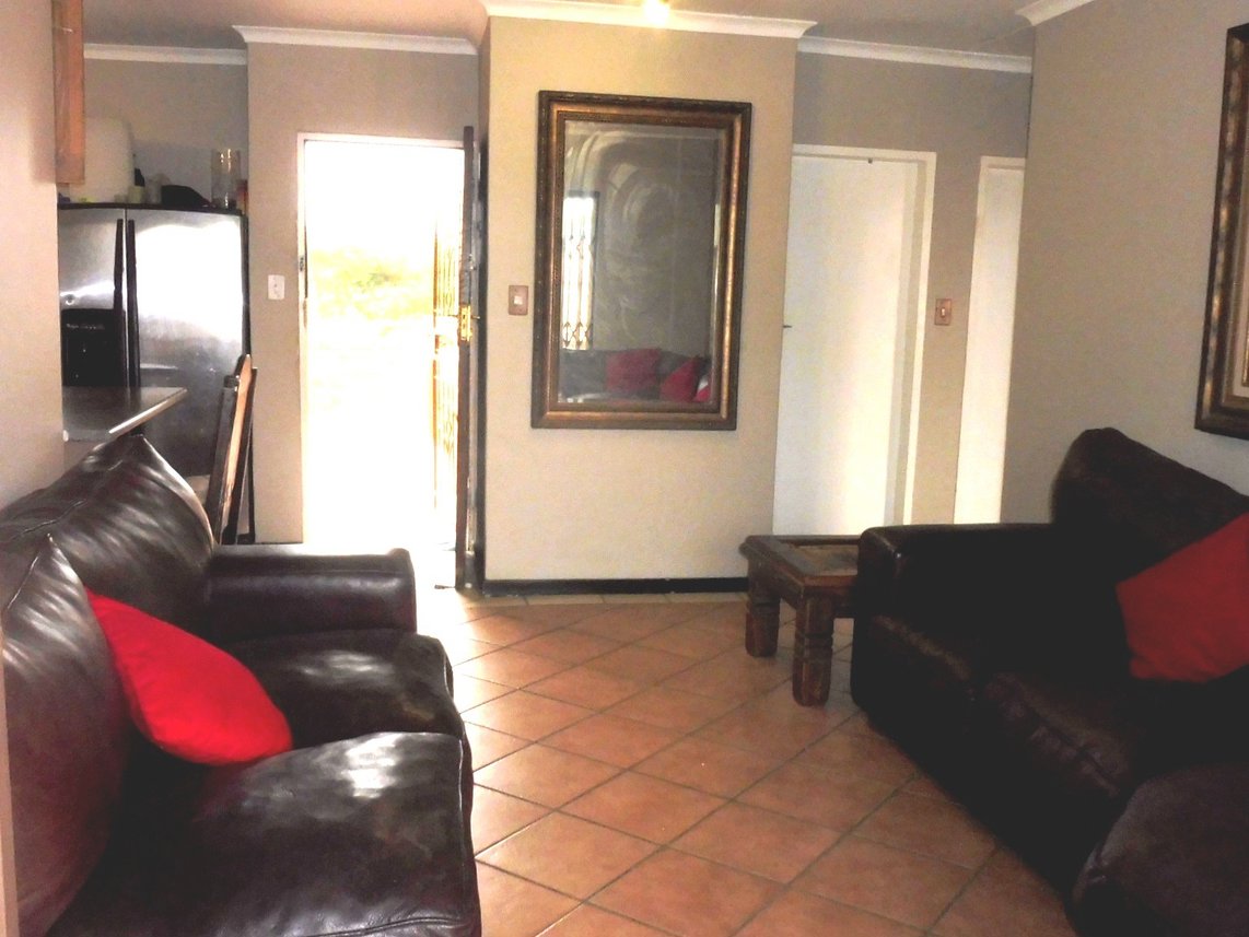 2 Bedroom Apartment For Sale in Mooikloof Ridge