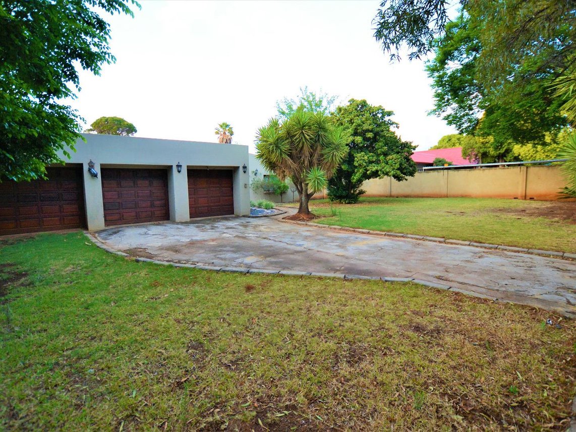 4 Bedroom House For Sale in Clubview