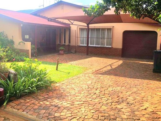 4 Schlafzimmer Haus zum Kauf in Pretoria