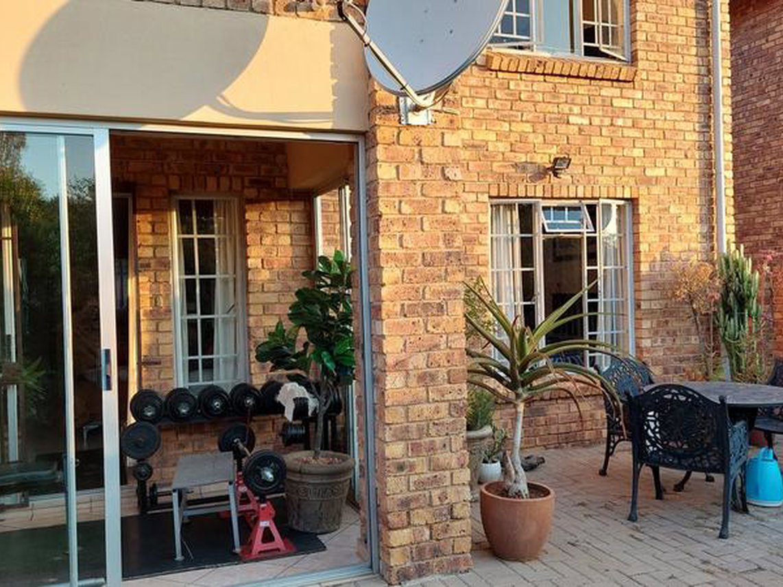 2 Bedroom Townhouse For Sale in Theresapark