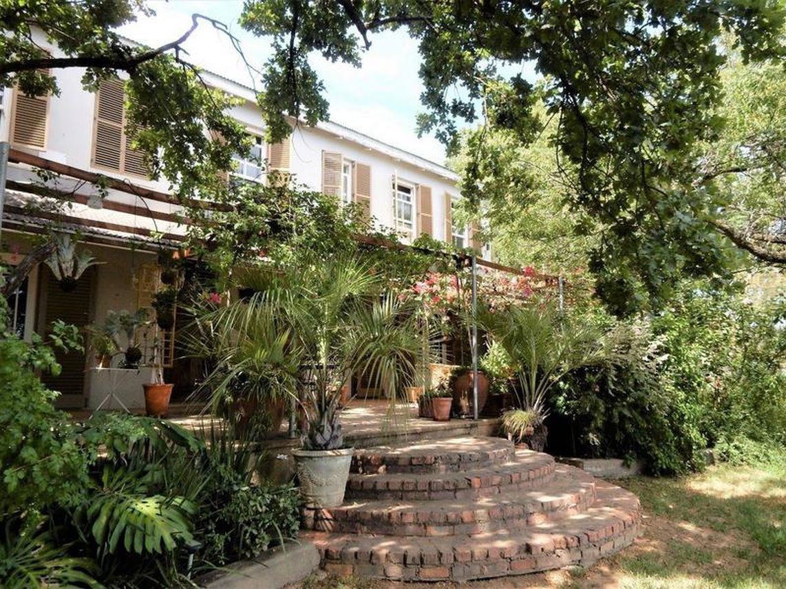 6 Bedroom Small Holding For Sale in Paarl