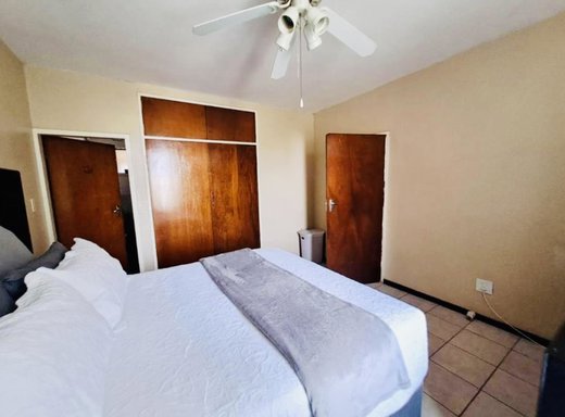 2 Schlafzimmer Etagenwohnung zum Kauf in Vereeniging Central