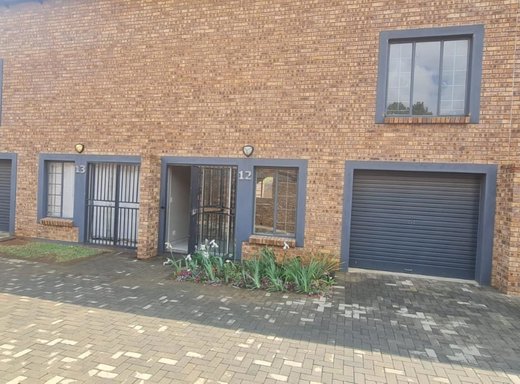 2 Schlafzimmer Duplex zum Kauf in Rietfontein