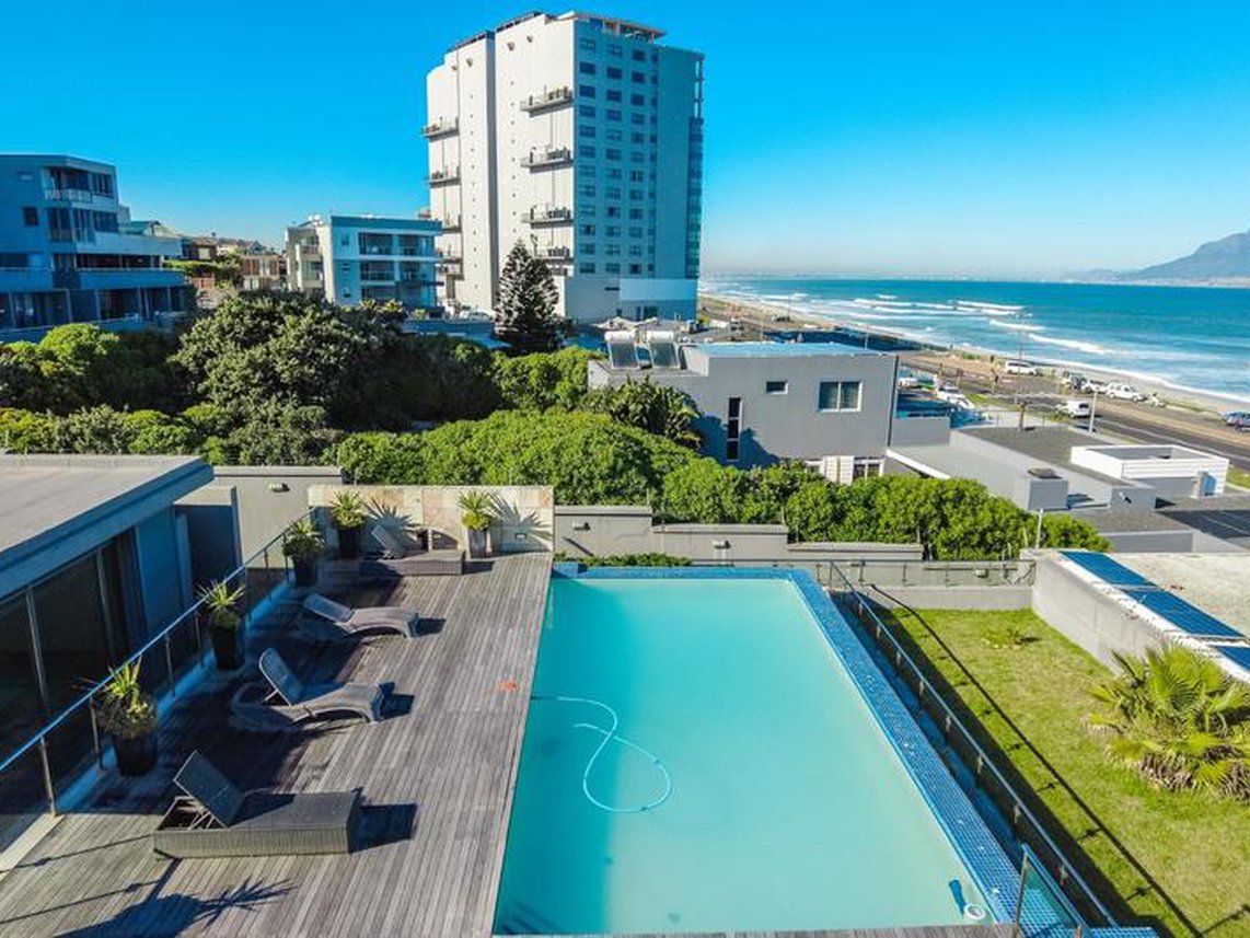 2 Bedroom Apartment For Sale in Bloubergstrand