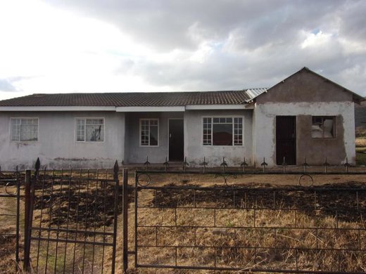 6 Schlafzimmer Haus zum Kauf in Ezibeleni