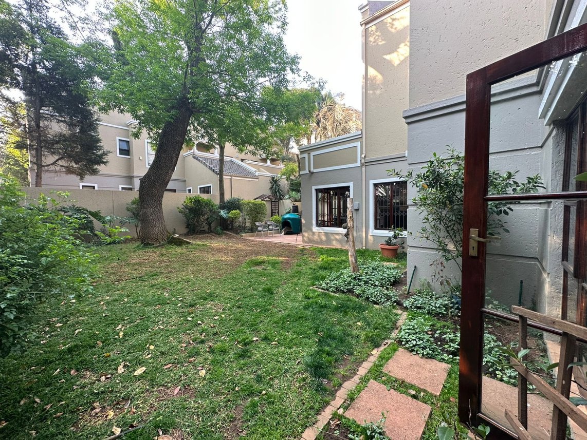 3 Bedroom Apartment To Rent in Saxonwold