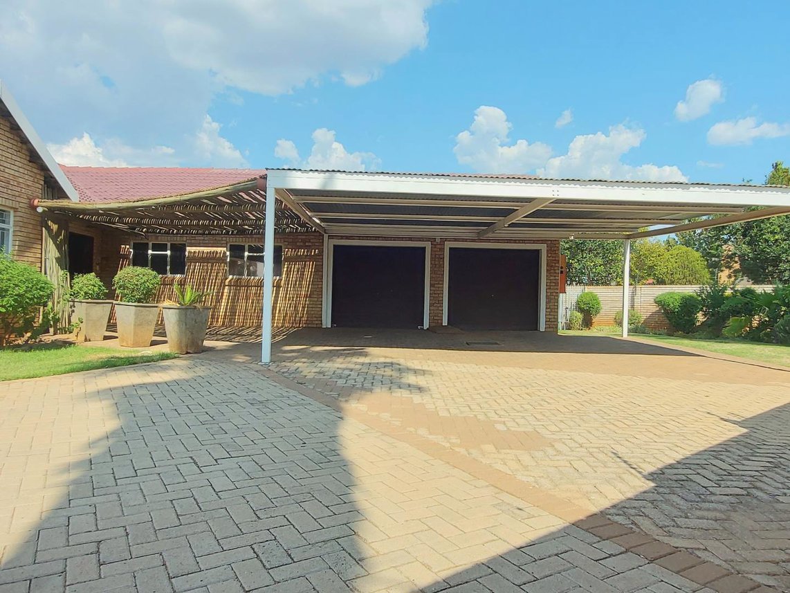 4 Bedroom House For Sale in Golf View