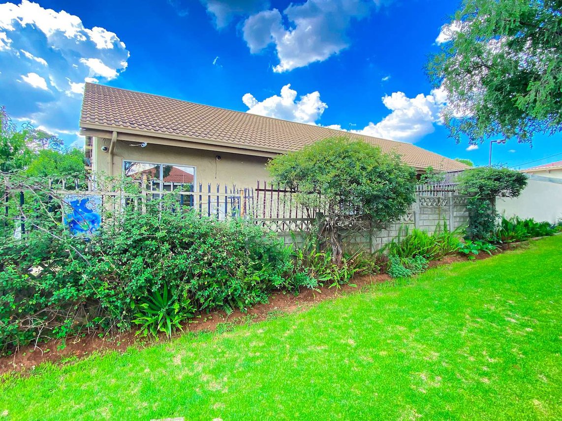 3 Bedroom House For Sale in Roodepoort North