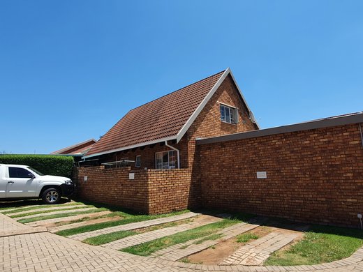 2 Schlafzimmer Reihenhaus zum Kauf in Garsfontein