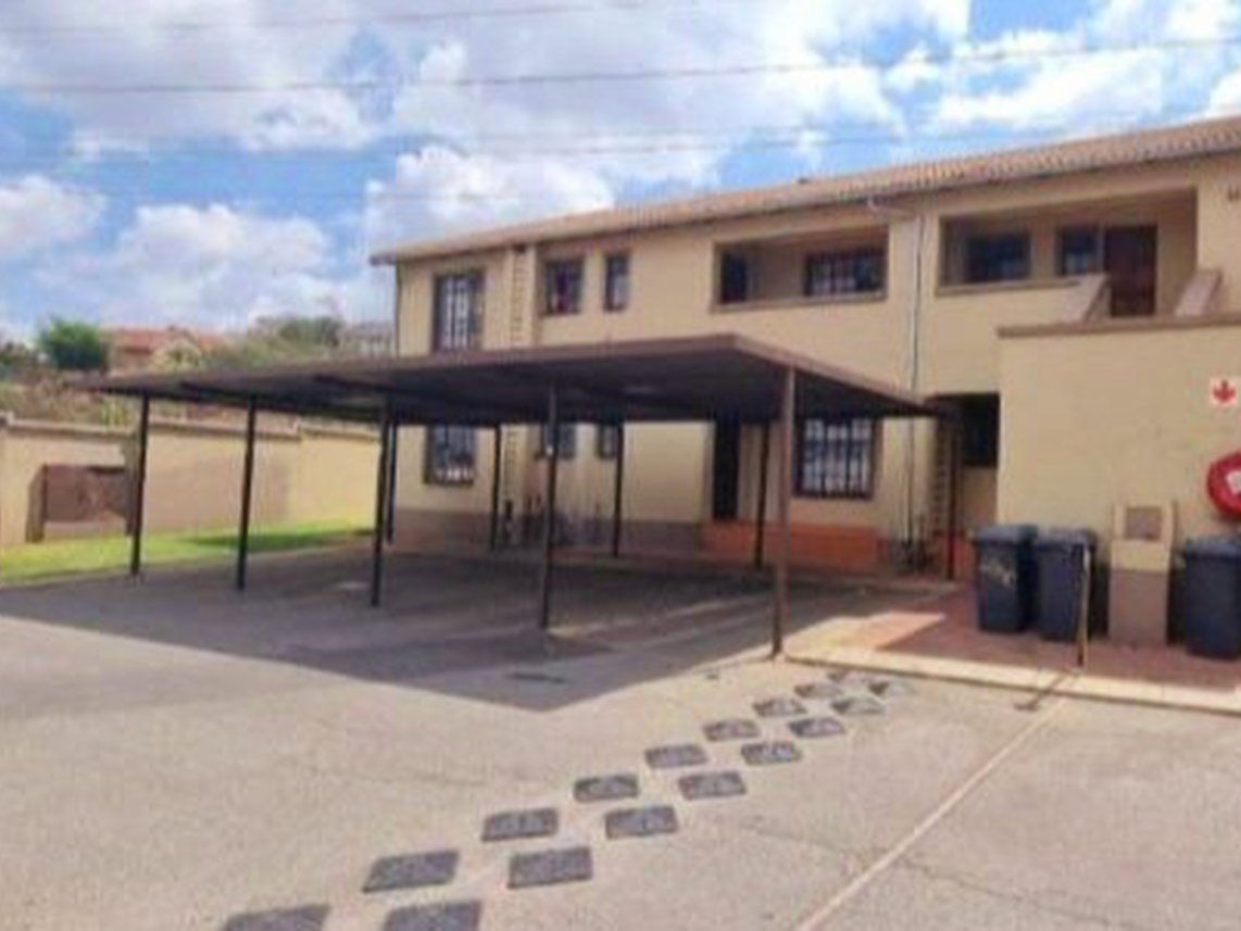 2 Bedroom Apartment For Sale in Roodepoort West