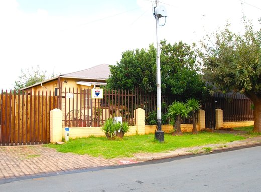 3 Schlafzimmer Haus zum Kauf in Krugersdorp West