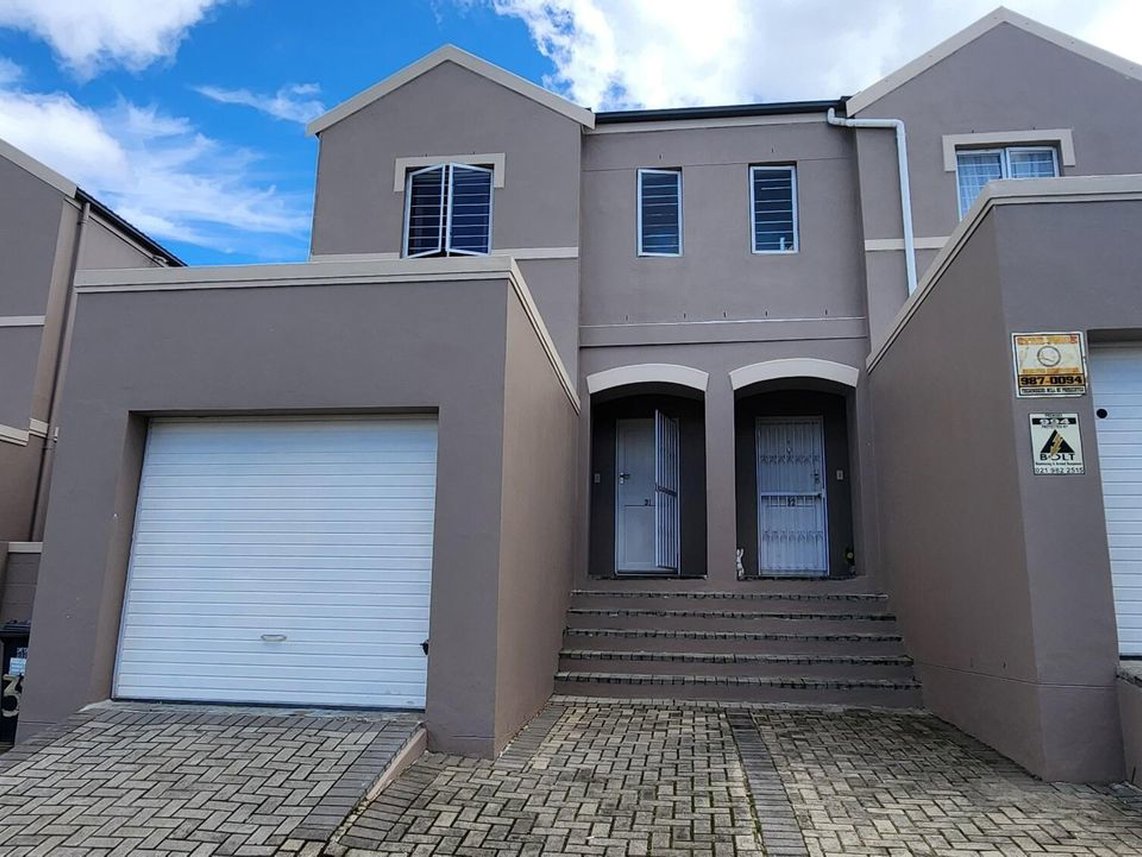 3 Bedroom Townhouse For Sale in Vredekloof Heights