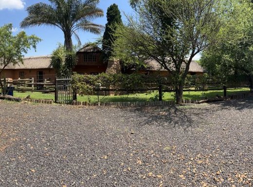 5 Schlafzimmer Farm zum Kauf in Rietfontein A H