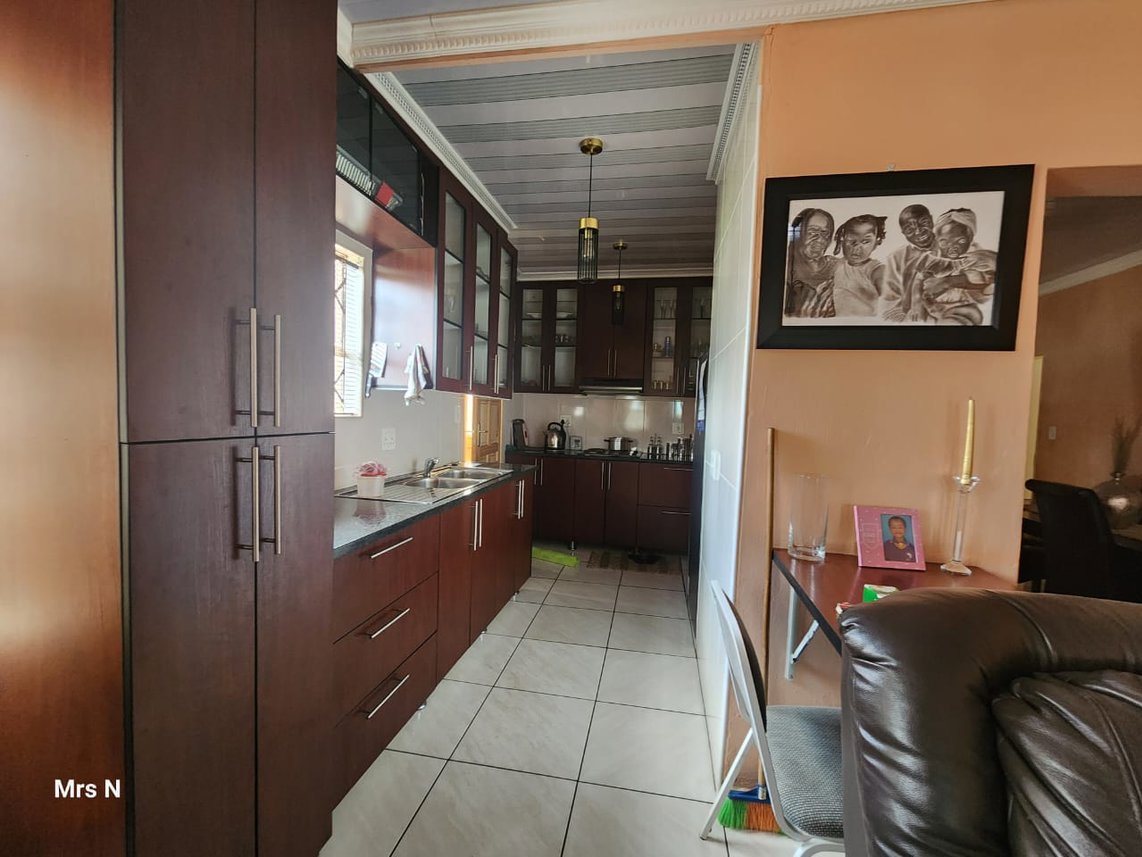 3 Bedroom House For Sale in Commercia