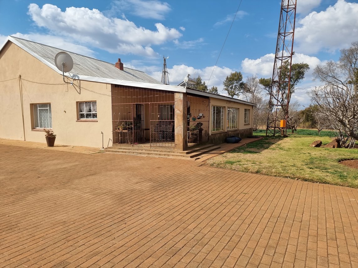 4 Bedroom Small Holding For Sale in Koster