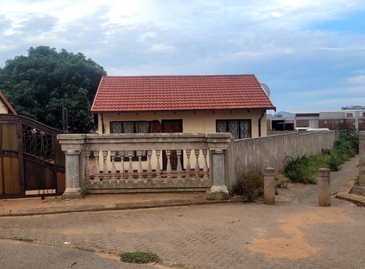 2 Schlafzimmer Haus zum Kauf in Tlhabane West