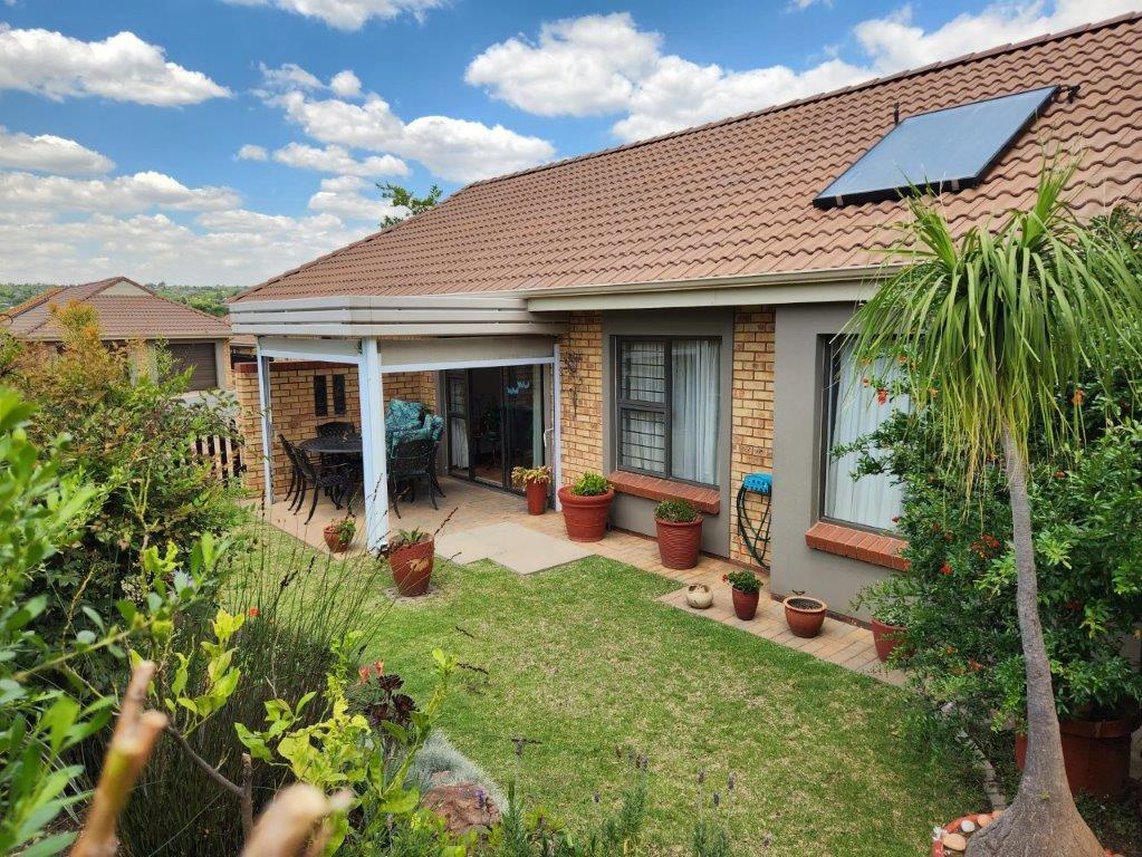 2 Bedroom Simplex For Sale in Olivedale