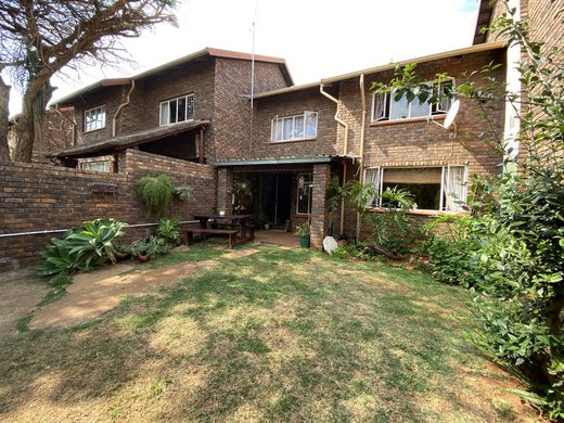 4 Schlafzimmer Duplex zum Kauf in Garsfontein