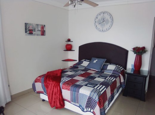 3 Schlafzimmer Duplex zum Kauf in Uvongo Beach
