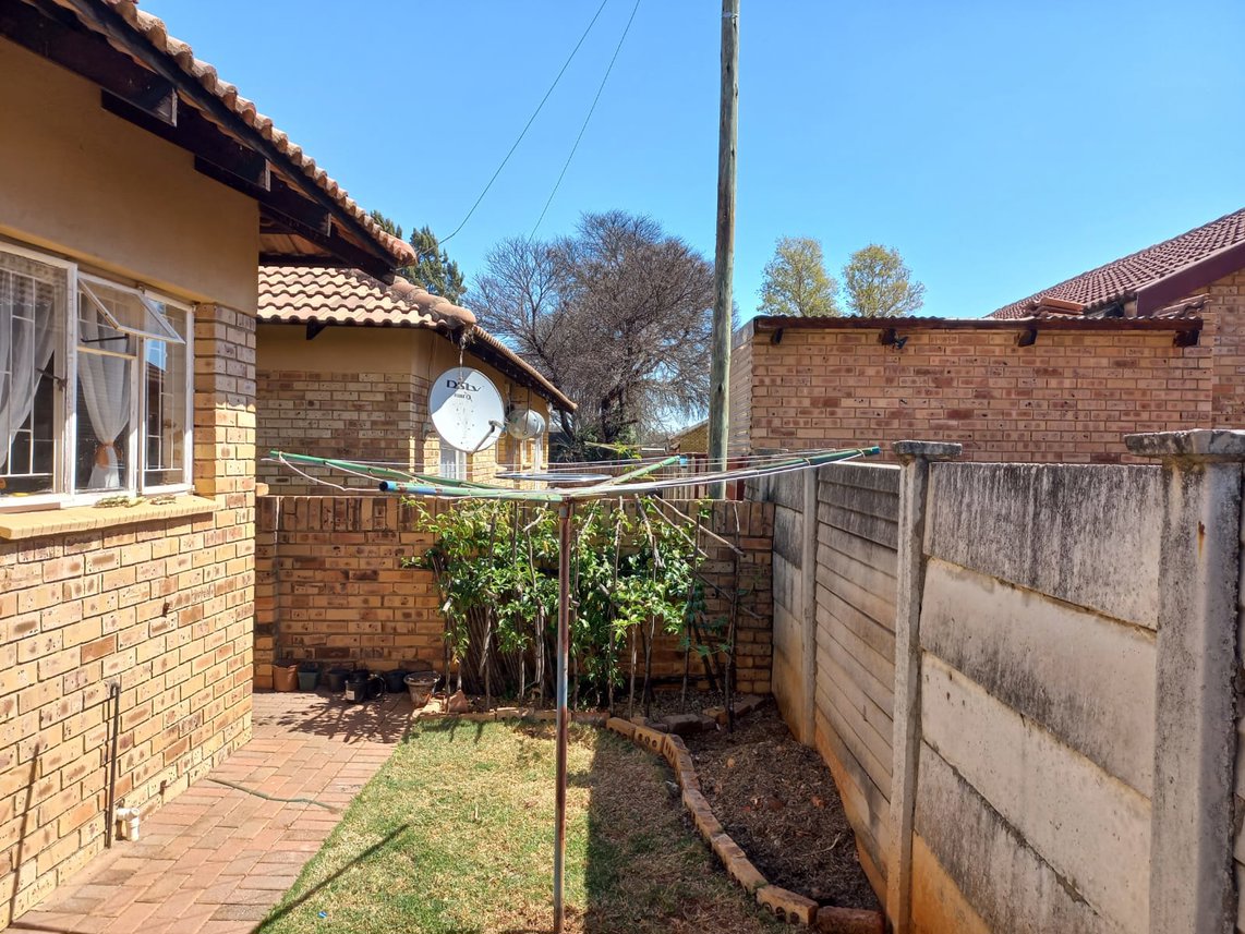 2 Bedroom Townhouse To Rent in Meiringspark