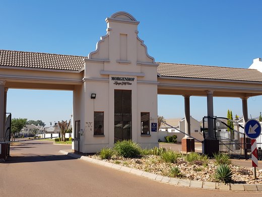 2 Schlafzimmer Golf Resort Immobilie zum Kauf in Pretoria North
