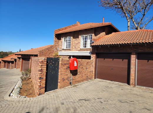 3 Schlafzimmer Duplex zum Kauf in Garsfontein