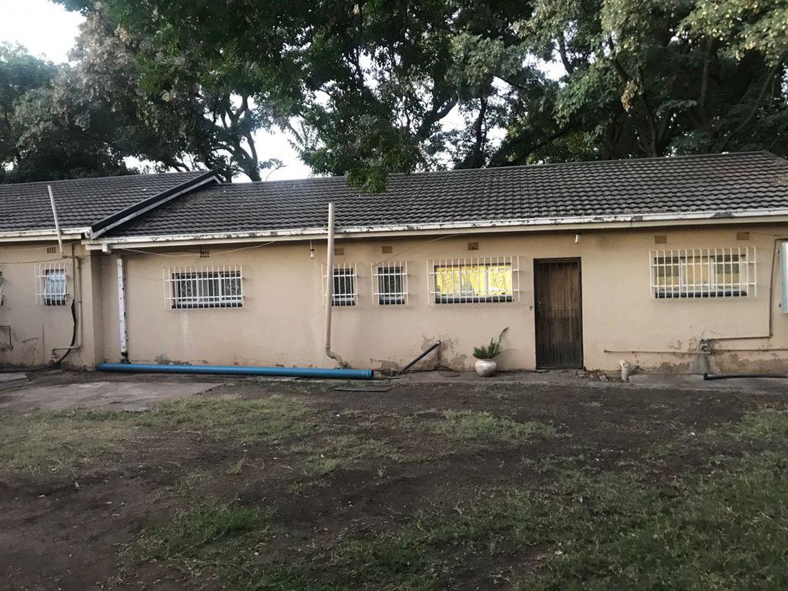 5 Bedroom Small Holding To Rent in Hartbeespoort Rural