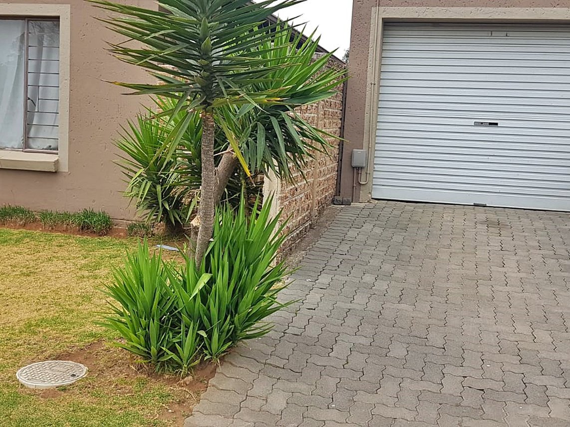 3 Bedroom Townhouse For Sale in Kleinfontein