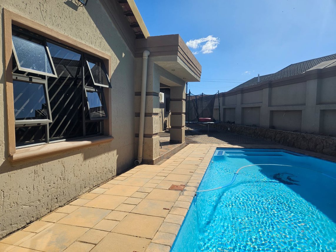 4 Bedroom House For Sale in Lenasia South