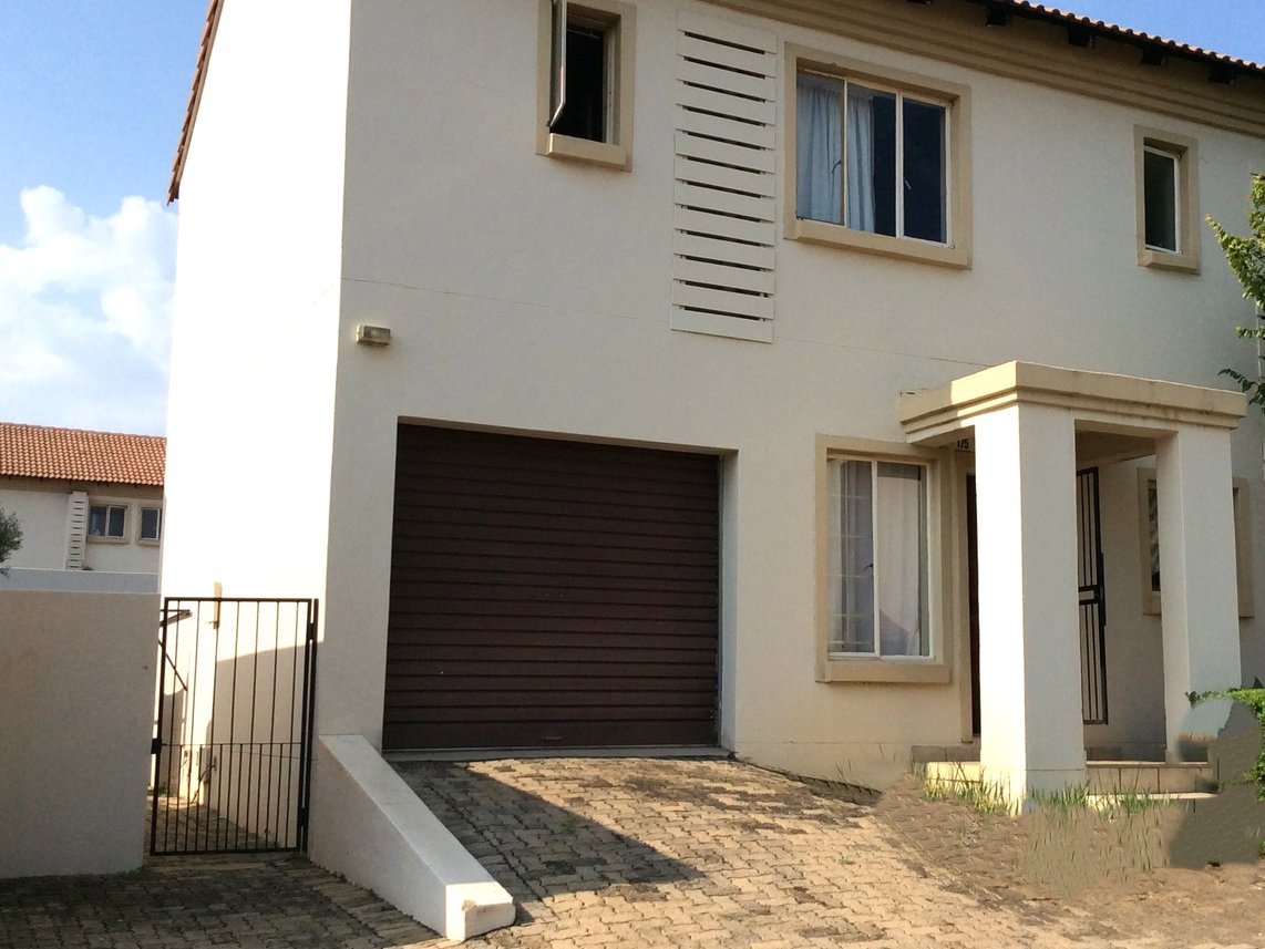 3 Bedroom Townhouse For Sale in Country View