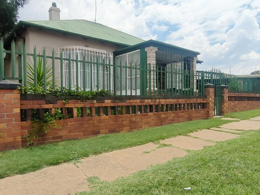 5 Schlafzimmer Haus zum Kauf in Krugersdorp West