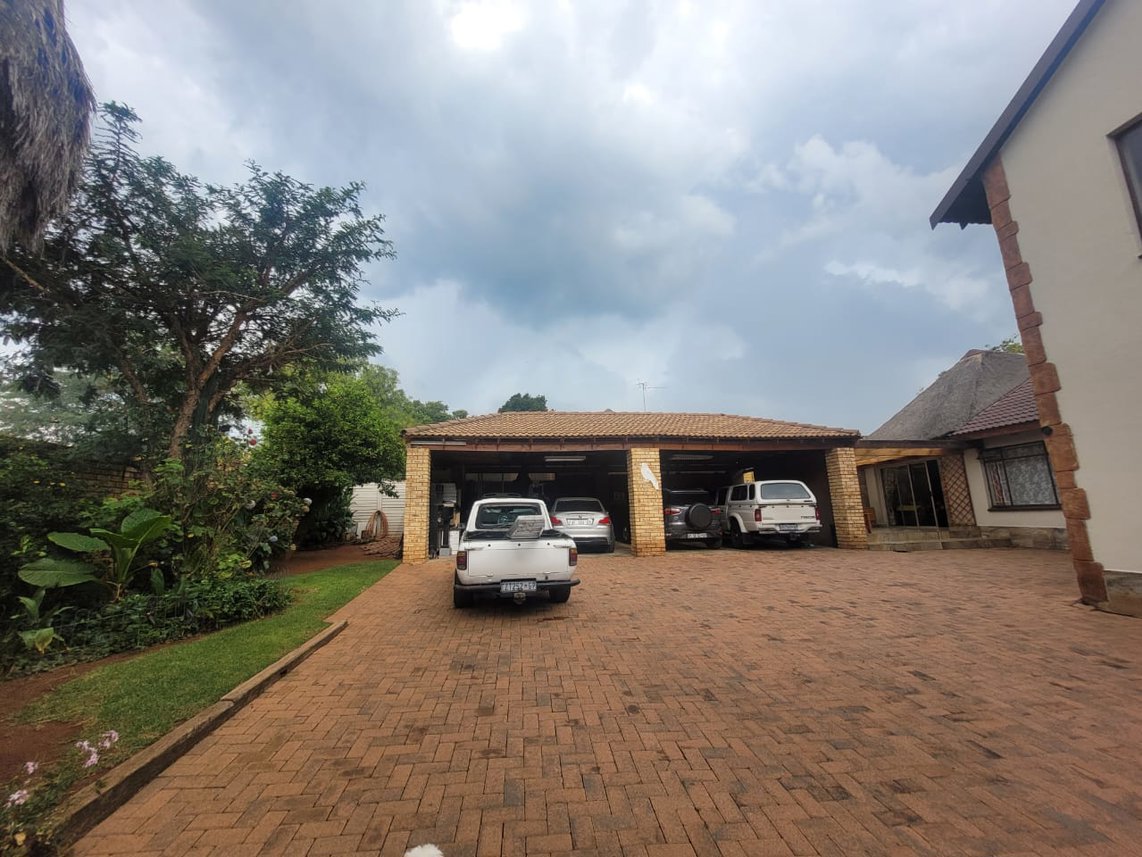 4 Bedroom House For Sale in Roodepoort West