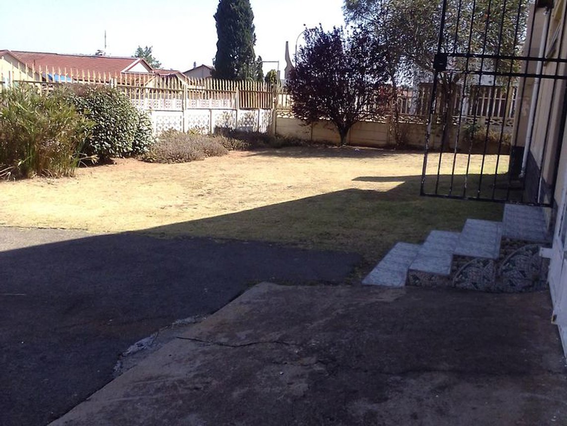 4 Bedroom House For Sale in Roodepoort West