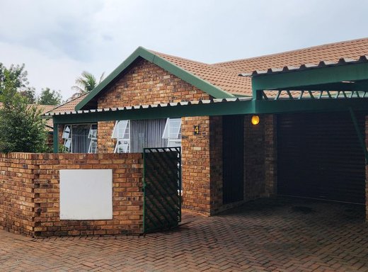 2 Schlafzimmer Reihenhaus zum Kauf in Krugersdorp North