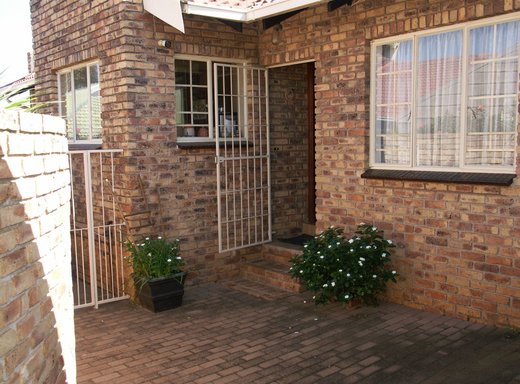 3 Schlafzimmer Reihenhaus zum Kauf in Krugersdorp North