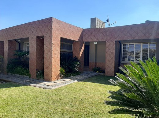 4 Schlafzimmer Haus zum Kauf in Krugersdorp North